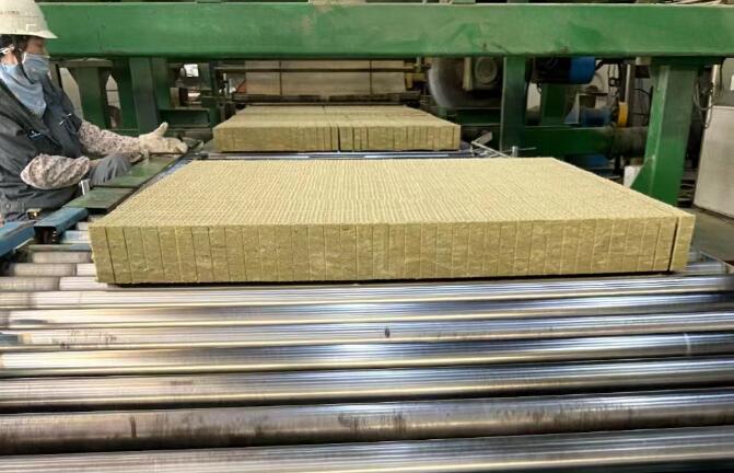 康美达岩棉板公司定制生产各种规格保温材料产品